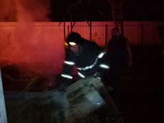 08.11.2025 спасатели-пожарные  Службы спасения  г. Краснодара тушили строящееся здание в СНТ «Краснодарсельмаш»,  улица Сиреневая, 2.